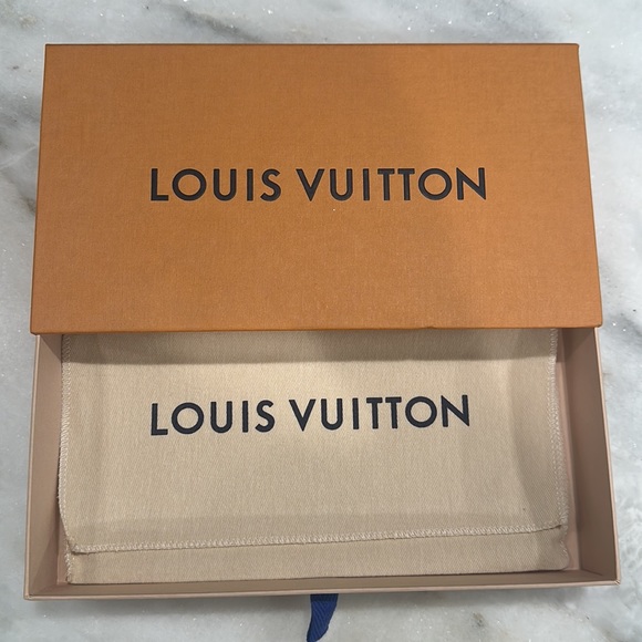 Louis Vuitton Wallet - Picture 5 of 5